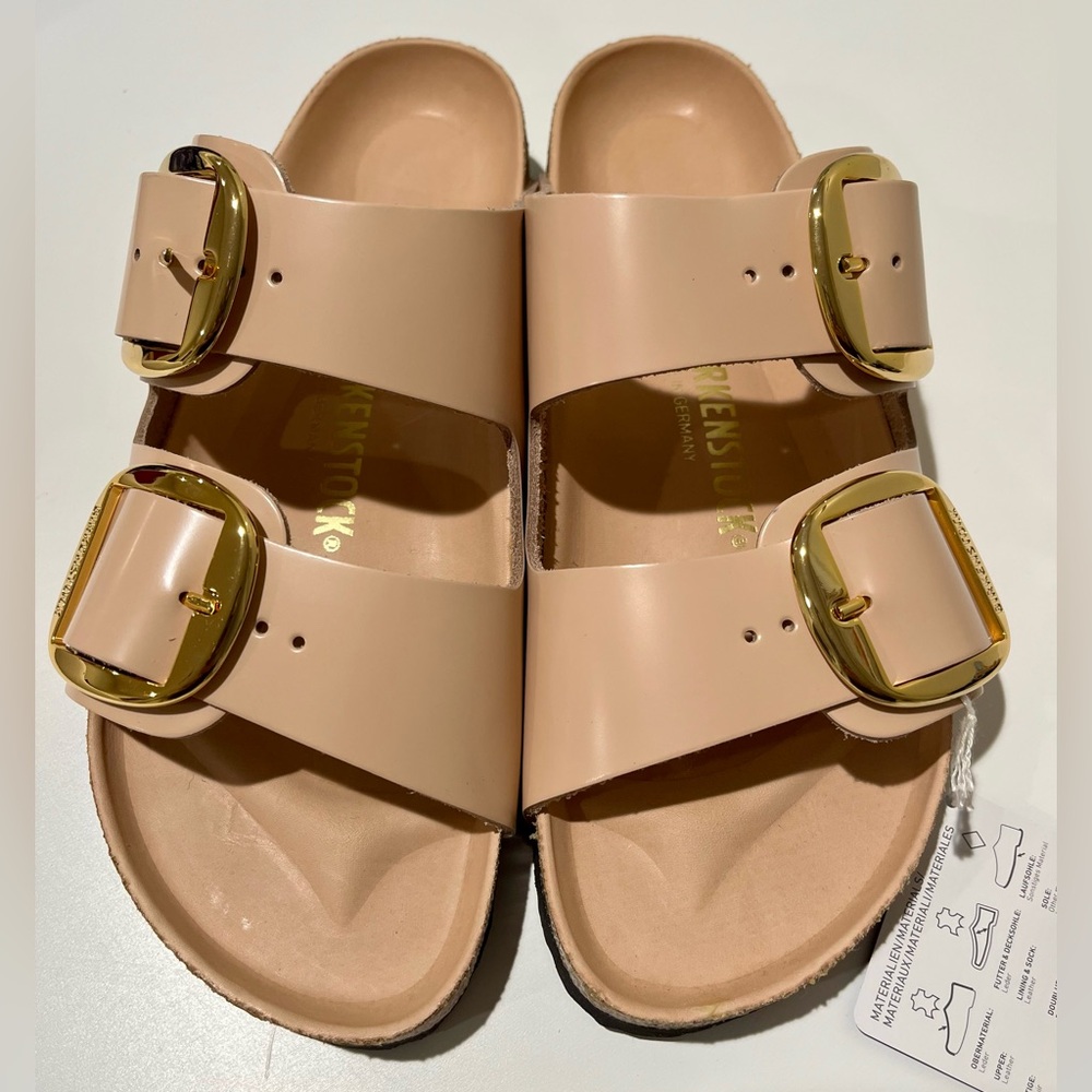 Birkenstock Tan Sandals with Arizona style Gold Accents.
BRAND NEW